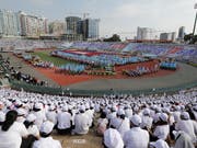 Kambodschaner schauen sich am 40. Jahrestag des Sieges über die Roten Khmer eine Parade im Olympiastadion von Phnom Penh an. (Bild: KEYSTONE/EPA/MAK REMISSA)