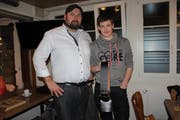 Präsident Christian Arnold gratuliert dem trainingsfleissigsten Jungschwinger Andreas Herger. (Bild: Elias Bricker)