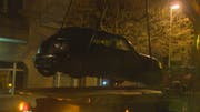 Das Auto des Verhafteten wird abtransportiert. (Bild: BRK News)