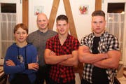 Die besten Schwinger des Schwingklubs Erstfeld mit ihrem Trainer; von links: Mario Zgraggen, Thomas Furger, Peter Zberg und Kilian Zberg. (Bild: Paul Gwerder)