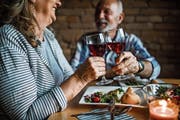 Bei einem ausgedehnten Mittagessen lässt es sich bestens über Vor- und Nachteile des Alterns philosophieren. (Bild: Getty)