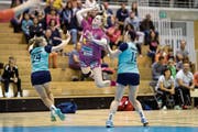 Die Nottwilerinnen (am Ball Chantal Wick) sind auf dem Weg zurück zu alter Stärke. Am Mittwoch wollen sie im Viertelfinal die Cuphürde LK Zug (links Dimitra Hess, rechts Ria Estermann) überspringen. (Bild: Philipp Schmidli (Nottwil, 7. Oktober 2018)