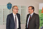 Peter Hegglin (Ständerat, links) und Gerhard Pfister (Nationalrat und Parteipräsident CVP Schweiz) im Gespräch an der Dreikönigs-Medienkonferenz der CVP des Kantons Zug, treten im Oktober wieder an. (Bild: Zuger Presse/Daniel Frischherz (Zug, 7. Januar 2019))