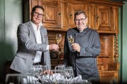 Vor 20 Jahren haben Gregor Walker (links) und Olivier Rossdeutsch das Restaurant Aklin übernommen. (Bild: Patrick Hürlimann (Zug, 5. Januar 2019))