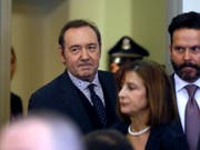 US-Schauspieler Kevin Spacey beim Betreten des Gerichtssaals. Die Anhörung wurde nach nur sechs Minuten beendet. (Bild: KEYSTONE/AP Pool, The Inquirer and Mirror/NICOLE HARNISHFEGER)