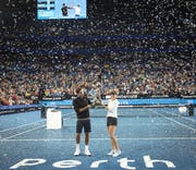 Roger Federer (links) und Belinda Bencic gewinnen am Wochenende den Hopman-Cup. (Bild: EPA/TONY MCDONOUGH)