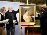 Die deutsche Kulturstaatsministerin Monika Grütters (r) gibt das im Gurlitt-Nachlass gefundene Bild «Portrait de jeune femme assise» von Thomas Couture an die Nachkommen des rechtmässigen Besitzers zurück. (Bild: Keystone/DPA-Zentralbild/BRITTA PEDERSEN)