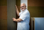 Der Uttwiler Architekt Fredy Iseli mit einigen seiner selbst entwickelten Waben-Baustoffe.(Bild: Reto Martin)
