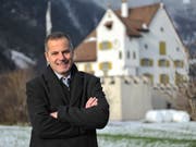 Gemeindepräsident Toni Stadelmann vor dem Schloss A Pro, einem der Seedorfer Wahrzeichen. (Bild: Urs Hanhart, 7. Januar 2019)