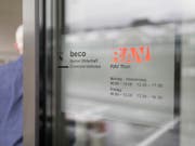 Dank dem guten Wirtschaftsverlauf waren 2018 deutlich weniger Personen bei den Regionalen Arbeitsvermittlungszentren (RAV) als arbeitslos gemeldet. (Bild: KEYSTONE/GAETAN BALLY)