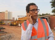 Der schweizerisch-angolanische Investor Jean-Claude Bastos auf der Baustelle seines Hochhausprojektes, das er mitten in der angolanischen Hauptstadt Luanda realisieren will. (Bild: SRF)