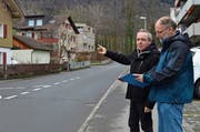 Benno Lottenbach (links) und Leo Wallimann begutachten die Situation an der Unterdorfstrasse. (Bild: PD)