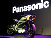 Harley Davidson hat an der Technik-Messe CES in Las Vegas gemeinsam mit dem japanischen Elektronik-Konzern Panasonic ein Elektro-Motorrad vorgestellt. (Bild: KEYSTONE/AP/JOHN LOCHER)