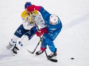 Joel Vermin (rechts) zeigte eine starke Partie und schoss zwei Tore (Bild: KEYSTONE/JEAN-CHRISTOPHE BOTT)