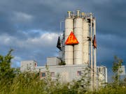 Der Chemiekonzern Sika - im Bild die Fabrik in Düdingen - legt ein milliardenschweres Übernahmenangebot für den französischen Mörtelhersteller Parex vor. (Bild: KEYSTONE/JEAN-CHRISTOPHE BOTT)