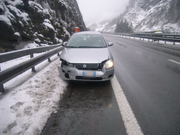 Der Lenker blieb unverletzt - und kam mit dem Schrecken davon. Das Auto indes hat sichtlich Schaden genommen. (Bild: Kapo Uri)