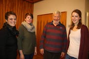 Sie standen im Zentrum der GV des MV Unterschächen (von links): Petra Luzzani (neue Präsidentin der Musikkommission), Sara Gisler (neue Vereinspräsidentin), Felix Gisler (60 Jahre Aktivmitglied) und Nicole Herger (neue Vizepräsidentin). (Bild: fi (Unterschächen, 5. Januar 2018))