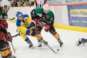 Uzwils Raoul Seiler (links) kämpft mit Elia-Marius Mettler von Wil um den Puck. (Bild: Ralph Ribi)