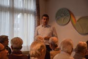 Das Pfarreiheim war voll: Alexander Bommeli blickte auf das vergangene Jahr und führte aus, was 2019 beschäftigen wird. (Bild: Tobias Söldi)