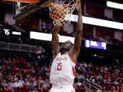 Clint Capela versenkt den Ball unbedrängt im Korb (Bild: KEYSTONE/FR33763 AP/MICHAEL WYKE)