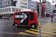 Der selbstfahrende Bus MyShuttle hier bei Testfahrten im Frühjahr 2018 bei der Metalli in Zug. (Bild: Christopher Gilb (Zug, 26. März 2018))