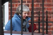 Theresa May unterwegs in London. (Bild: EPA/ANDY RAIN)