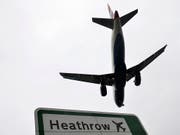 Am Londoner Flughafen Heathrow ist am Dienstag eine Drohne gesichtet worden. Der Flugverkehr wurde für eine Stunde eingestellt. (Bild: KEYSTONE/EPA/HANNAH MCKAY)