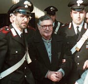 Salvatore «Toto» Riina beim Gang in den Gerichtssaal Anfang Januar 1996. (Bild: Gianni Schicchi/AP; Bologna)