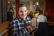 David Füger hält die Auszeichnung für seinen ersten Platz.(Bild: Michel Canonica)