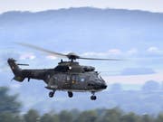 Dank einem Super Puma der Schweizer Luftwaffe konnte am Montagabend in Schinznach-Bad ein 94-jähriger Mann gefunden werden, der aus einer Reha-Klinik entlaufen war (Archivbild). (Bild: Keystone/LAURENT GILLIERON)