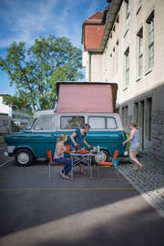 Eine Ausnahme: Lehrerinnen campen während eines Weiterbildungskongresses vor dem Schulhaus Buchental. (Bild: Urs Bucher, 17. Juli 2017)