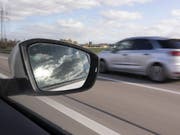 Schlag gegen die Raserszene: Kantonspolizeien St. Gallen, Thurgau und Zürich verhaften 21 Männer. (Bild: KEYSTONE/GAETAN BALLY)