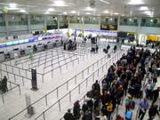 Die britische Regierung zieht Konsequenzen aus den tagelangen Störungen des Flugverkehrs am Flughafen Gatwick durch Drohnen. (Bild: KEYSTONE/AP PA/GARETH FULLER)