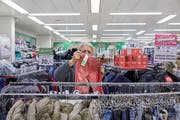 Da wird auf den Preis geachtet: Eine Frau begutachtet Kleider in einem Liquidationsshop. (Symbolbild: KEYSTONE/Christof Schuerpf (Sursee, 9. Februar 2018))