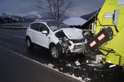 Der Lastwagenchauffeur musste stark bremsen, worauf eine Autofahrerin ins Heck des Lastwagens prallte. Bild: Zuger Polizei