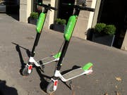 Lime zieht über 500 E-Trottinetts in Zürich und Basel aus dem Verkehr und überprüft die Software. Grund sind einzelne Fälle von technischen Schwierigkeiten beim Bremsen. (Bild: KEYSTONE/AP/BERTRAND COMBALDIEU)