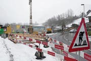 Im Bereich der Klausenstrasse braucht es zurzeit etwas mehr Geduld. Zu den Stosszeiten sorgt Sicherheitspersonal für einen optimalen Verkehrsfluss. (Bild: Philipp Zurfluh (Bürglen, 8. Januar 2019))