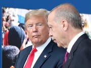 Der türkische Präsident Recep Tayyip Erdogan (rechts) hat den Entscheid von US-Präsident Donald Trump, die US-Truppen in Syrien zu reduzieren, in einem Gastbeitrag gelobt. (Bild: KEYSTONE/AP POOL EPA/TATYANA ZENKOVICH)