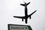 Am Dienstagabend kam es zu Drohnensichtungen am Flughafen Heathrow. Daraufhin stellte der Flughafenbetreiber zur Sicherheit den Flugverkehr ein. (Bild: Keystone( Hannah McKay)