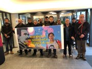 Elf der 15 Demonstranten am Dienstag im LZ-Gebäude. Die restlichen stehen Abseits der Kamera und sprechen mit dem Reporter. (Bild: Christian Peter Meier (Luzern, 8. Januar 2018))