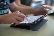 Sollen Schüler im Unterricht eigene elektronische Geräte verwenden dürfen? Der Gossauer Schulrat lässt das abklären. (Bild: Pius Amrein - 4. Juli 2017)
