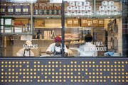 Mitarbeiter bereiten frische Take-away-Esswaren zu im ersten Amazon-Go-Laden in Downtown Seattle. (Bild: Mike Kane/Bloomberg (17. Januar 2018))