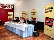 Ein Komitee aus Wirtschaftsvertretern und bürgerlichen Politikern wirbt für ein Nein zur Zersiedelungsinitiative. Ein Ja würde aus Sicht der Gegner die wirtschaftliche Entwicklung behindern. (Bild: KEYSTONE/PETER SCHNEIDER)