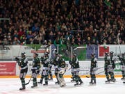 Die Spieler von Olten lassen sich vom Publikum feiern (Bild: KEYSTONE/GEORGIOS KEFALAS)