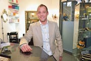 Tobias Gross in seinem Coiffeur- und Perückengeschäft im Berger Zentrum. (Bild: Mario Testa)