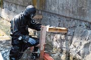 Ein Arbeiter in Tauchermontur bei der Sanierung des Schiffstegs Buochs. (Bild: Matthias Piazza (12. Juli 2018))