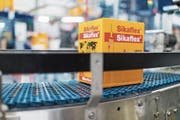 Blick in die Klebstoffherstellung von Sika in Düdingen im Kanton Freiburg. (Bild: Christian Beutler/Keystone (5. Dezember 2014))