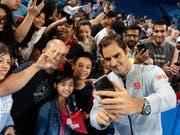 Roger Federer bei einer Foto-Session mit Fans vor dem Hopman Cup in Perth (Bild: KEYSTONE/EPA AAP/RICHARD WAINWRIGHT)