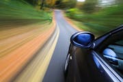Bei der Aktion beschlagnahmte die Polizei unter anderem drei Fahrzeuge. (Bild: Keystone)