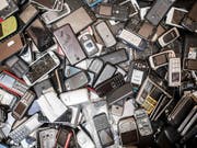 In ausgedienten Elektronikgeräten schlummert ein Schatz an seltenen Metallen. In der Schweiz werden aber beispielsweise Neodym und Indium kaum wiedergewonnen. (Bild: KEYSTONE/AP/GEERT VANDEN WIJNGAERT)